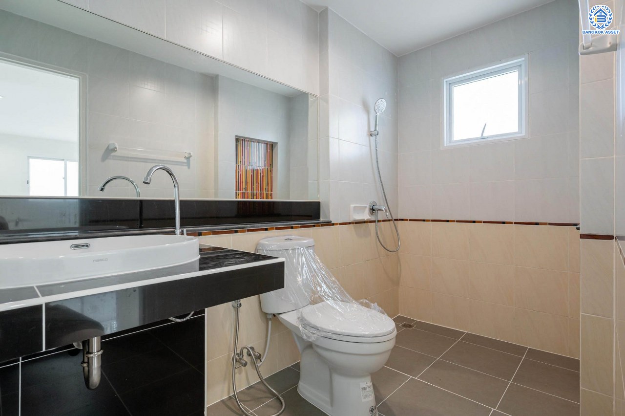 บ้านมือสองตกแต่งใหม่ โครงการ ชวนชื่นโมดัส ราชพฤกษ์-ท่าอิฐ เนื้อที่กว่า 57.8 ตร.ว. พร้อมฟังก์ชัน 3 ห้องนอน 2 ห้องน้ำ จอดรถได้ 2 คัน บนทำเลศักยภาพ เชื่อมต่อถนนรัตนาธิเบศร์ และถนนราชพฤกษ์ ทำเลใจกลาง 2 เซ็นทรัล ใกล้รถไฟฟ้า "สถานีบางรักน้อยท่าอิฐ"